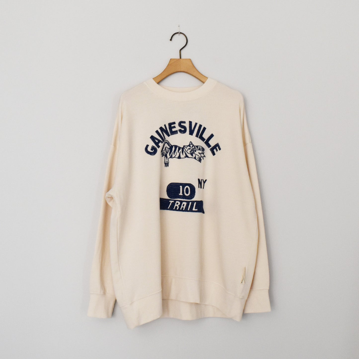 【KAKELA&TRANQUIL】ロングクルーカレッジ刺繍