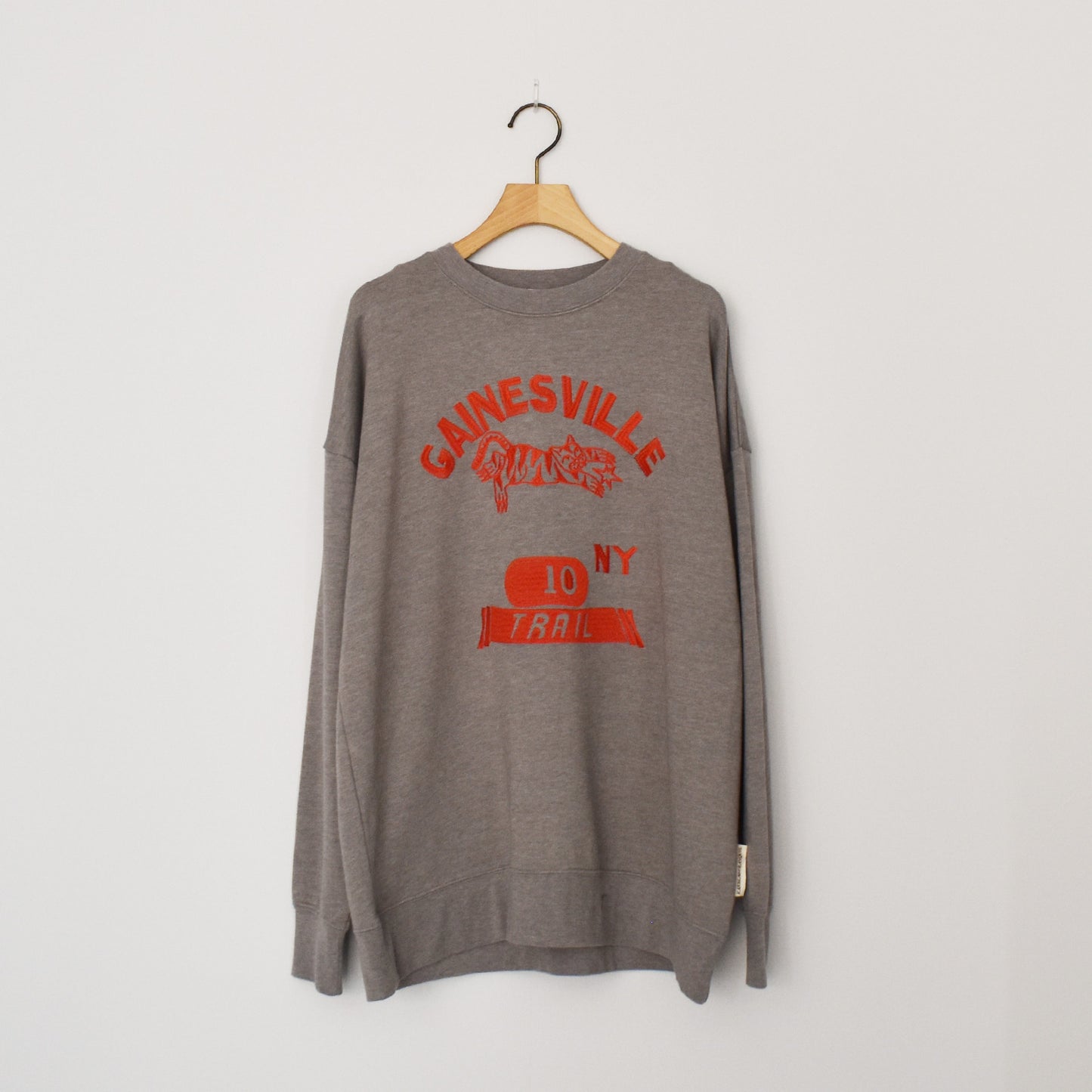 【KAKELA&TRANQUIL】ロングクルーカレッジ刺繍