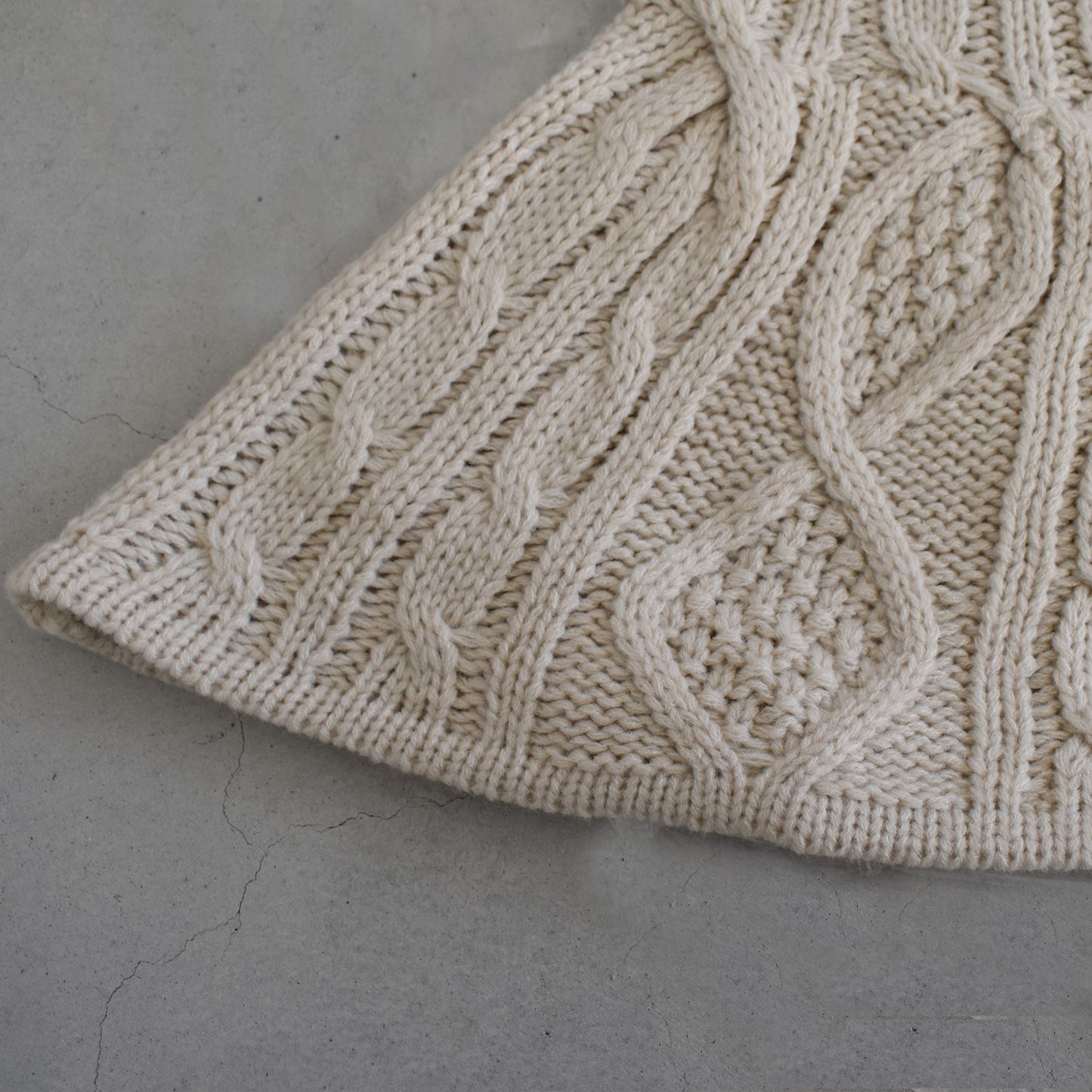 gleam ケーブル編みギャザービスチェ