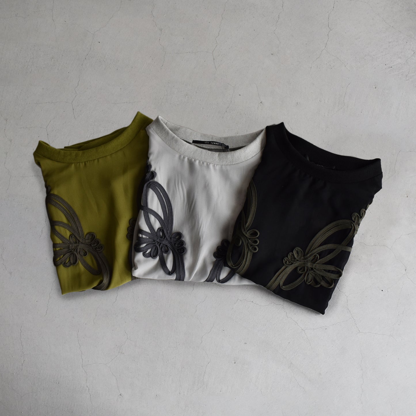 【urban hymns】モチーフコード刺繍ノースリーブプルオーバー