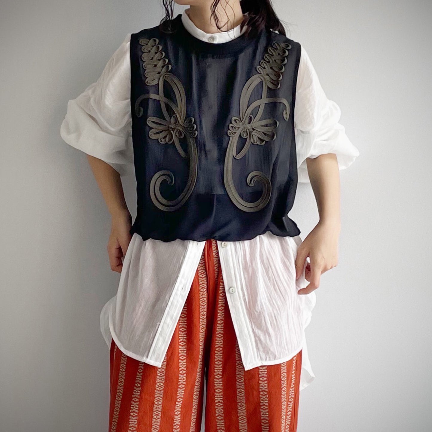 【urban hymns】モチーフコード刺繍ノースリーブプルオーバー