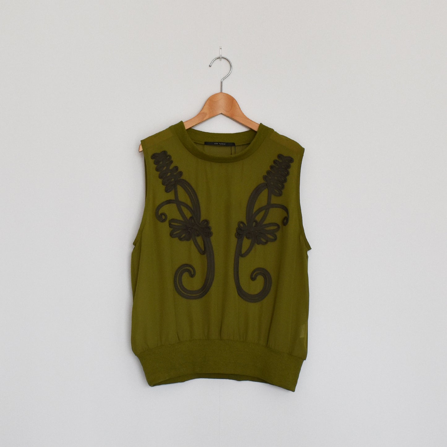 【urban hymns】モチーフコード刺繍ノースリーブプルオーバー