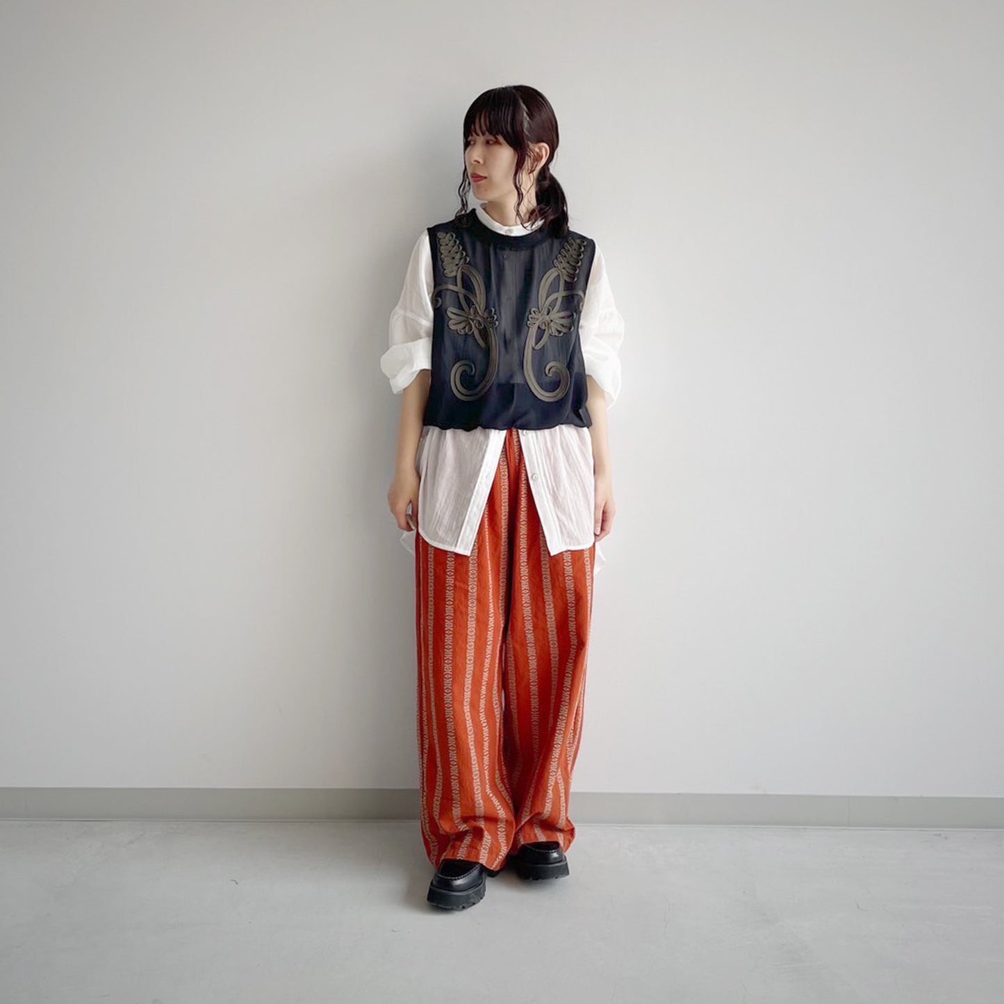 【urban hymns】モチーフコード刺繍ノースリーブプルオーバー