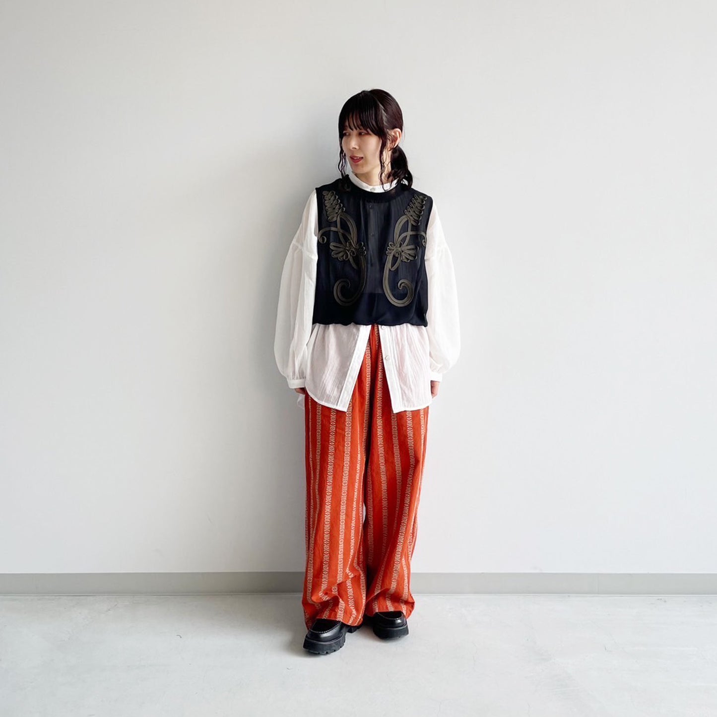 【urban hymns】モチーフコード刺繍ノースリーブプルオーバー