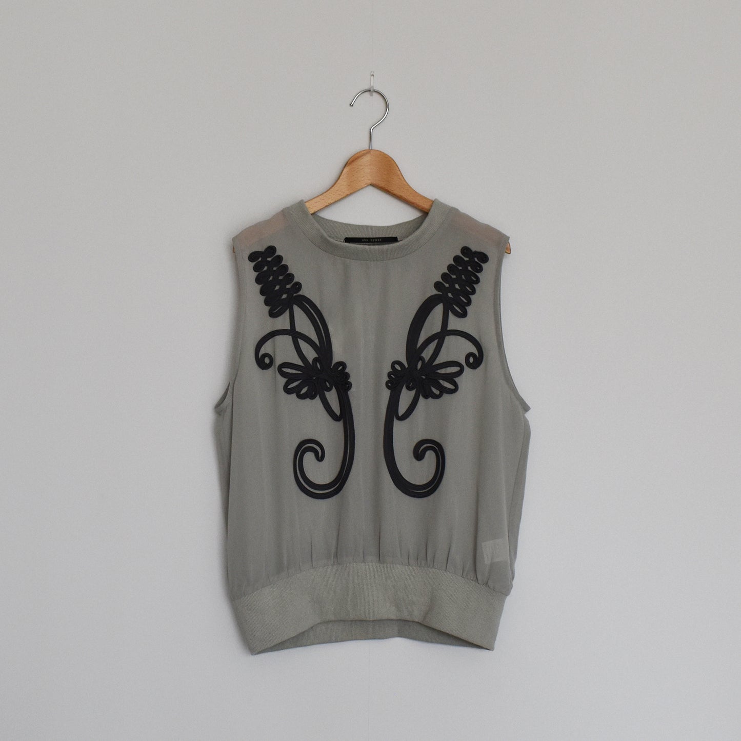 【urban hymns】モチーフコード刺繍ノースリーブプルオーバー