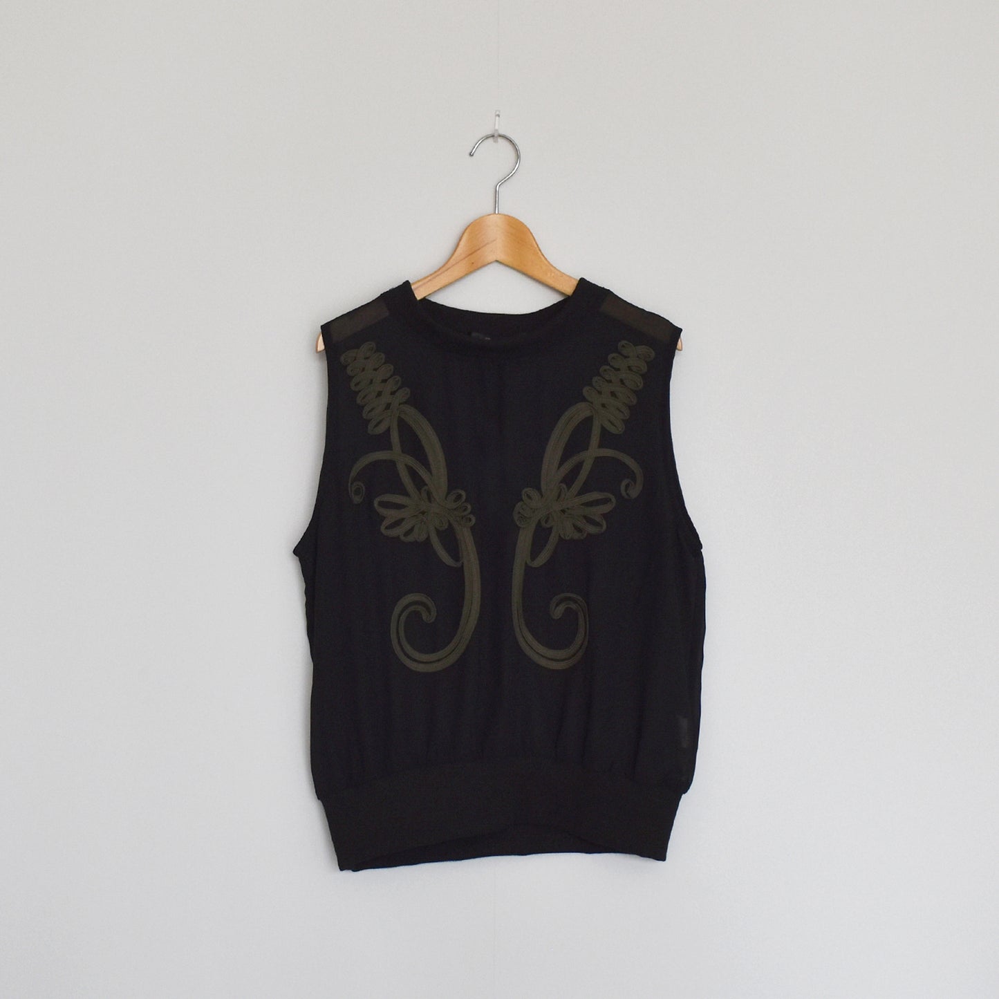 【urban hymns】モチーフコード刺繍ノースリーブプルオーバー
