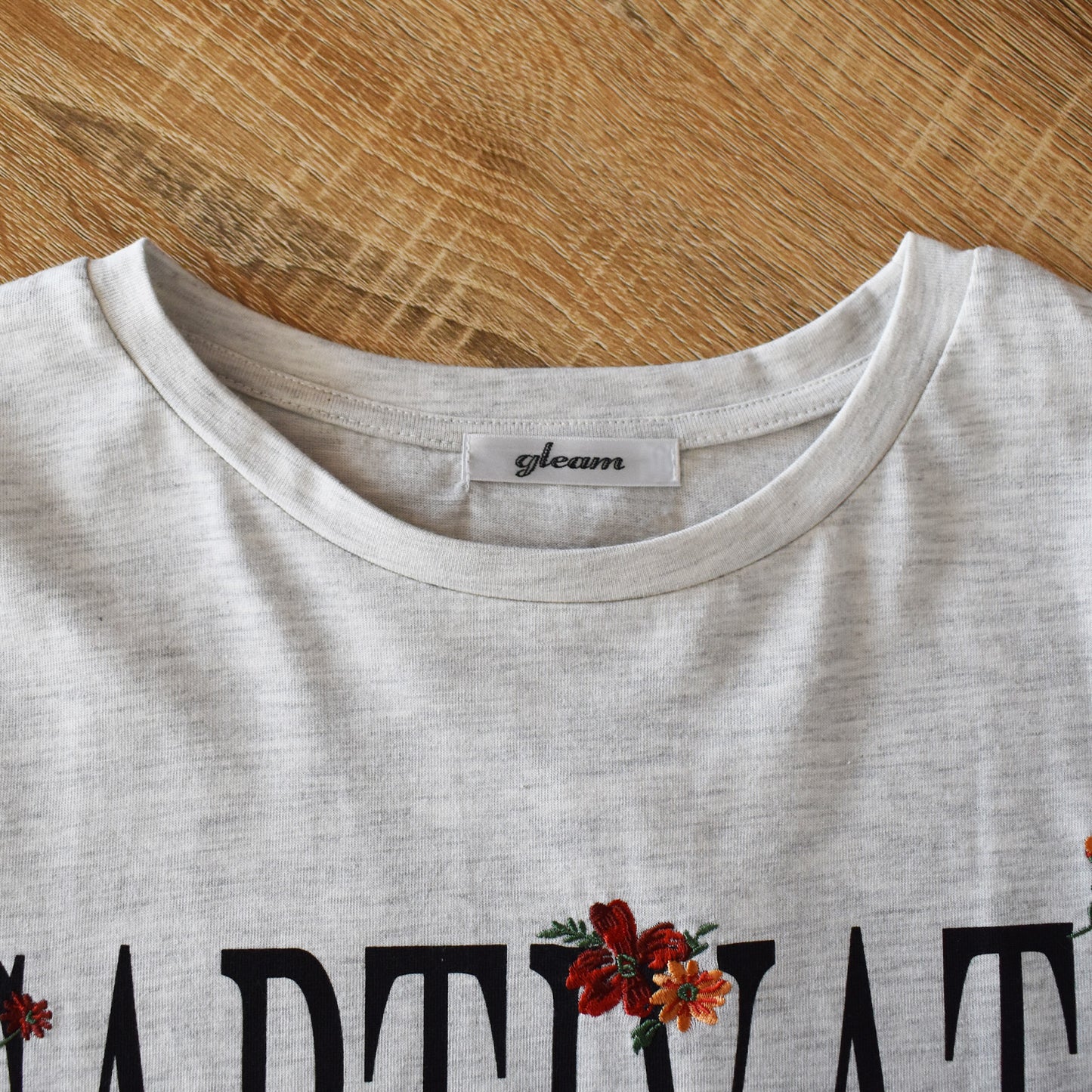 【gleam】ロゴプリント花刺繍BIGT