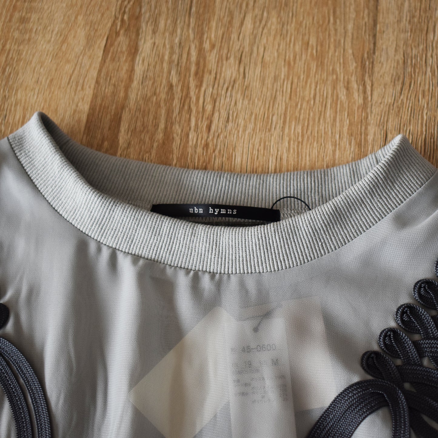 【urban hymns】モチーフコード刺繍ノースリーブプルオーバー