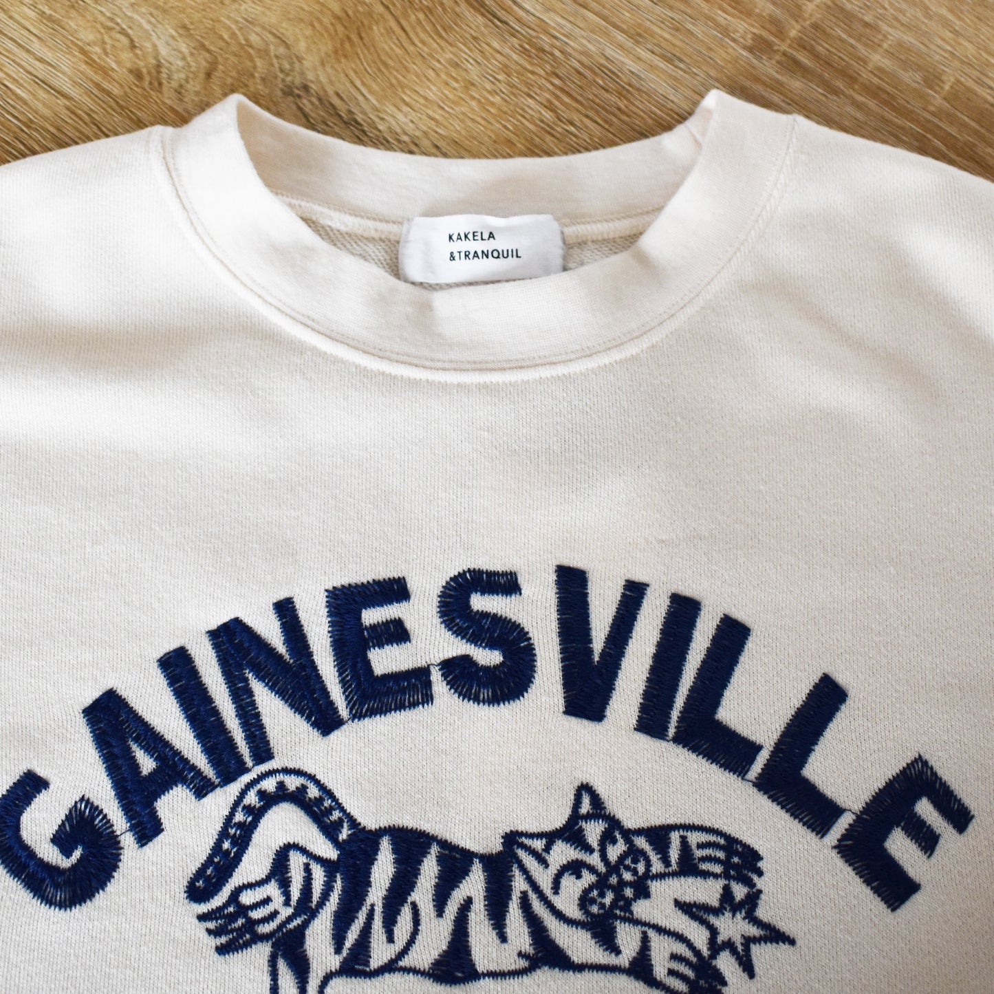 【KAKELA＆TRANQUIL】ロングクルーカレッジ刺繍