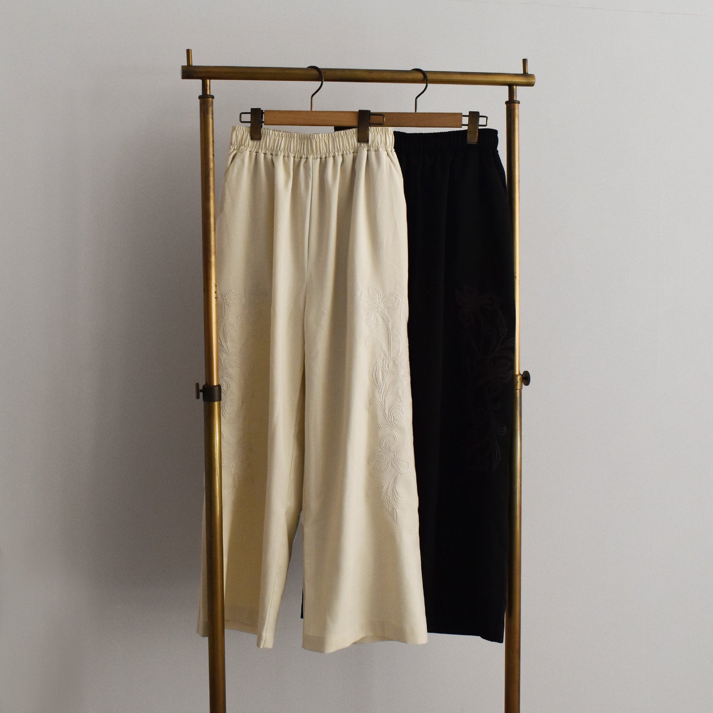 【gleam】脇花刺繍ワイドパンツ