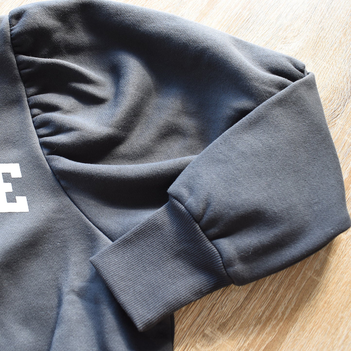 【gleam】裏起毛ロゴプリントパフ袖プルオーバー