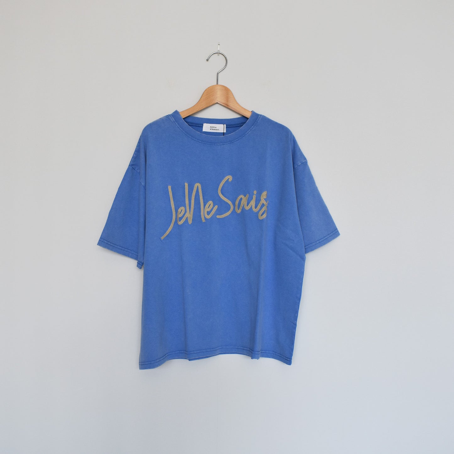 【KAKELA＆TRANQUIL】刺繍ロゴクルーT