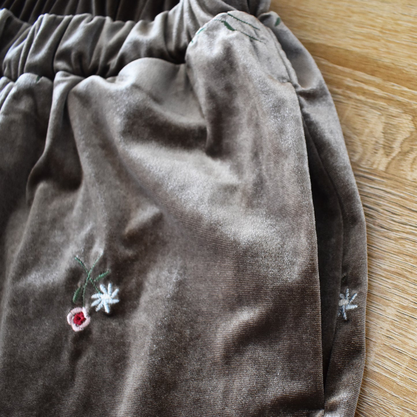 【gleam】花刺繍ベロアパンツ