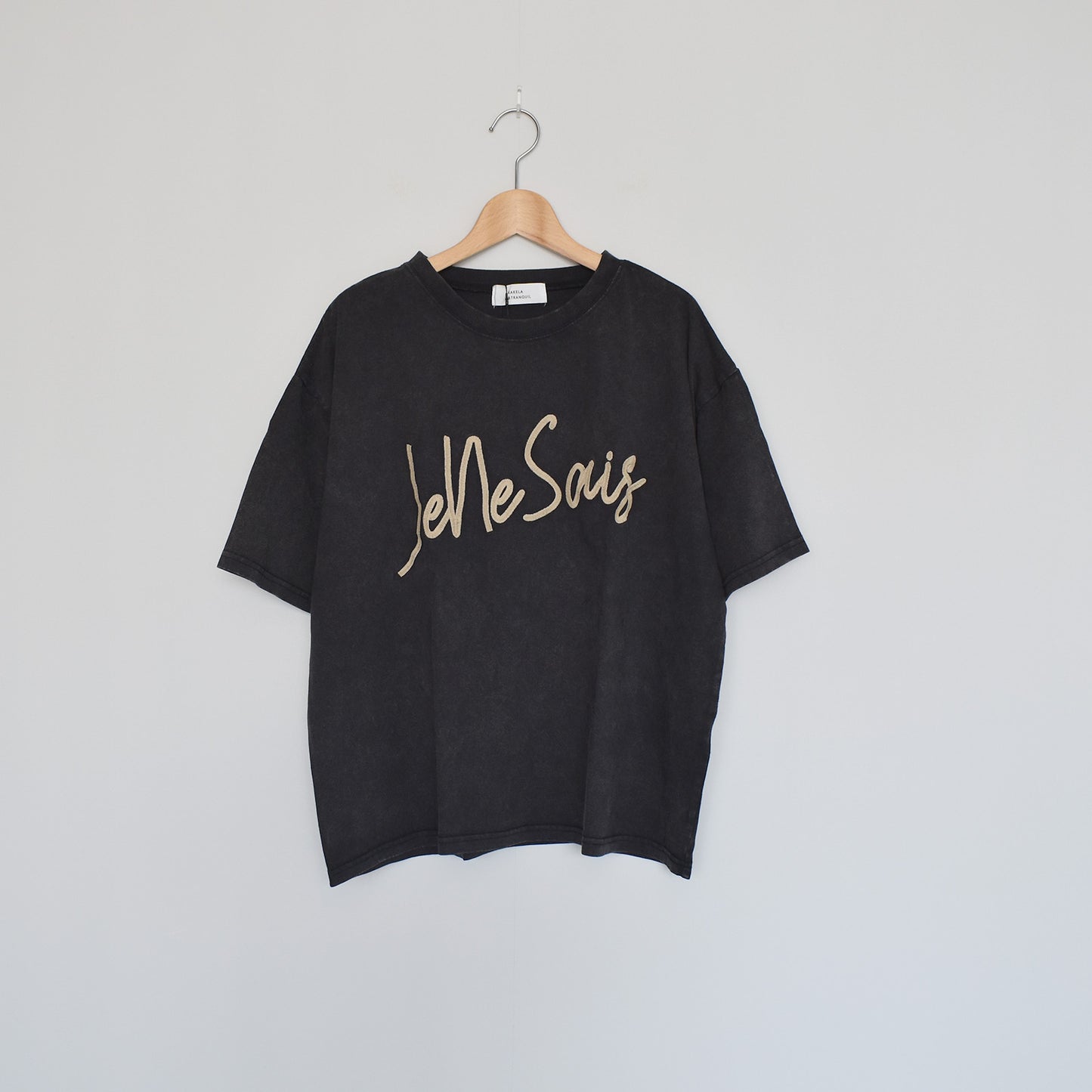 【KAKELA＆TRANQUIL】刺繍ロゴクルーT
