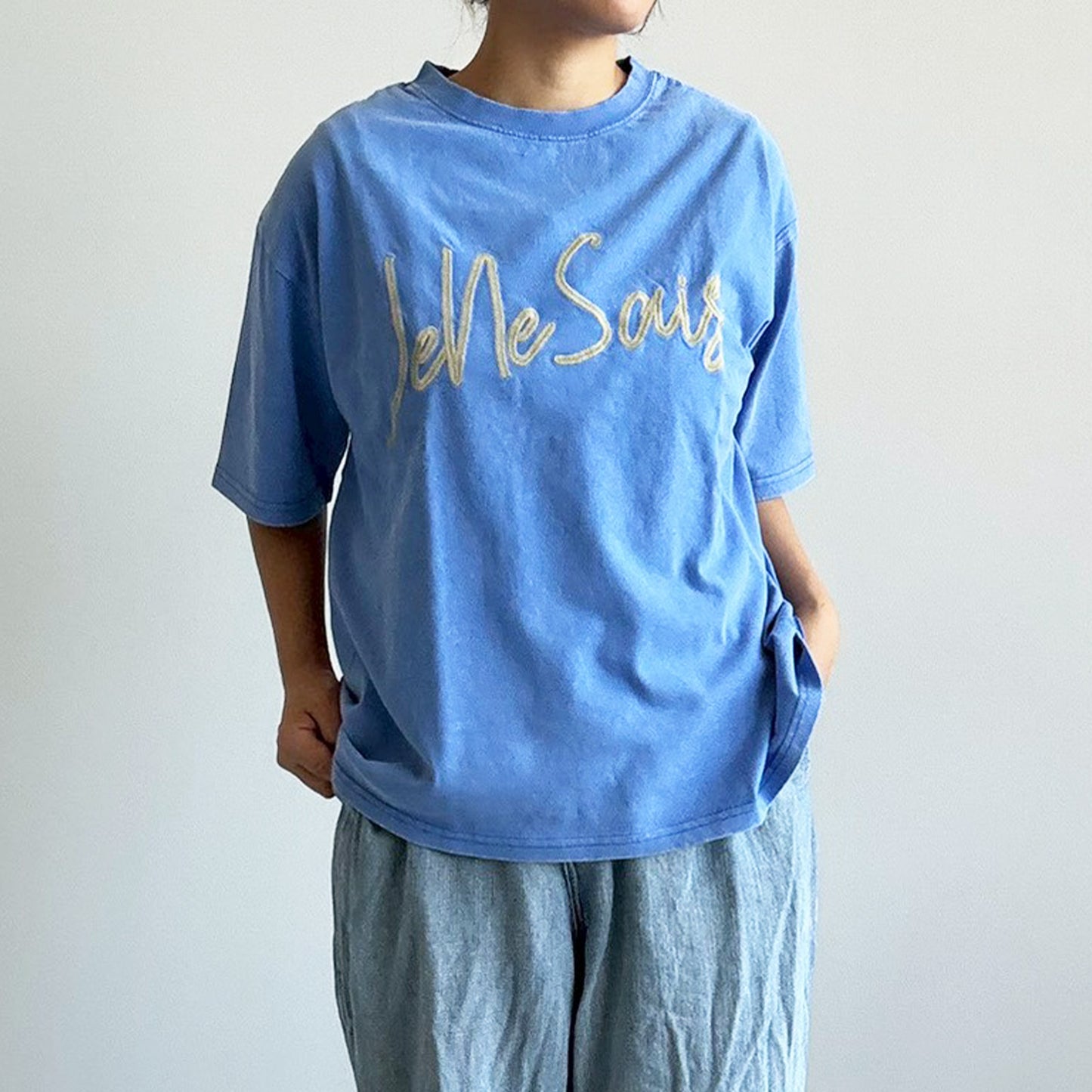 【KAKELA＆TRANQUIL】刺繍ロゴクルーT
