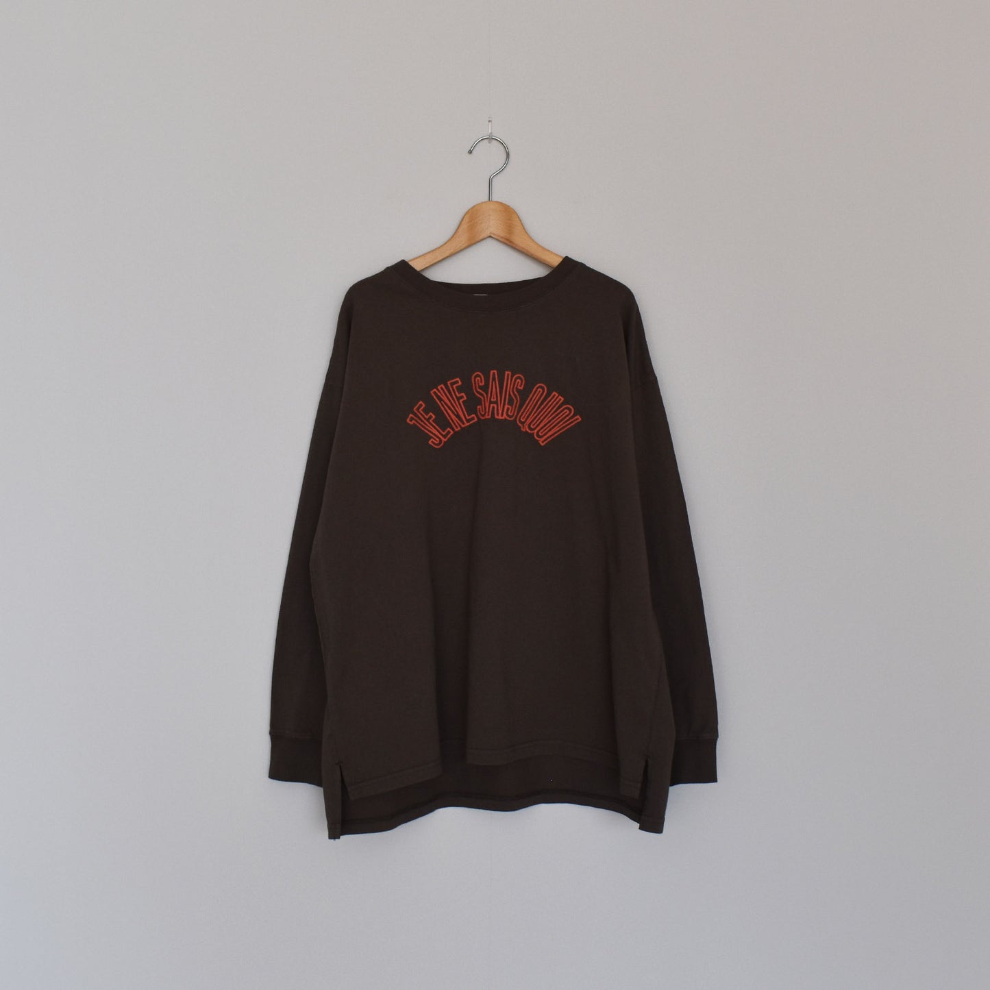 【KAKELA＆TRANQUIL】刺繍ロゴロングBACK刺繍