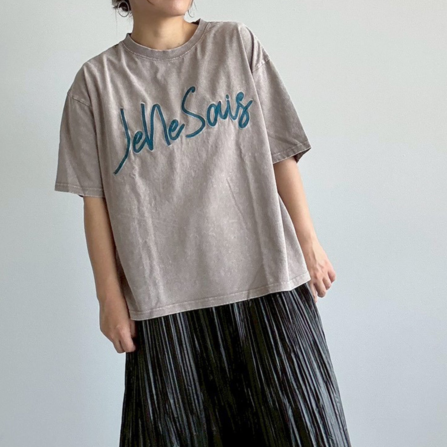 【KAKELA＆TRANQUIL】刺繍ロゴクルーT