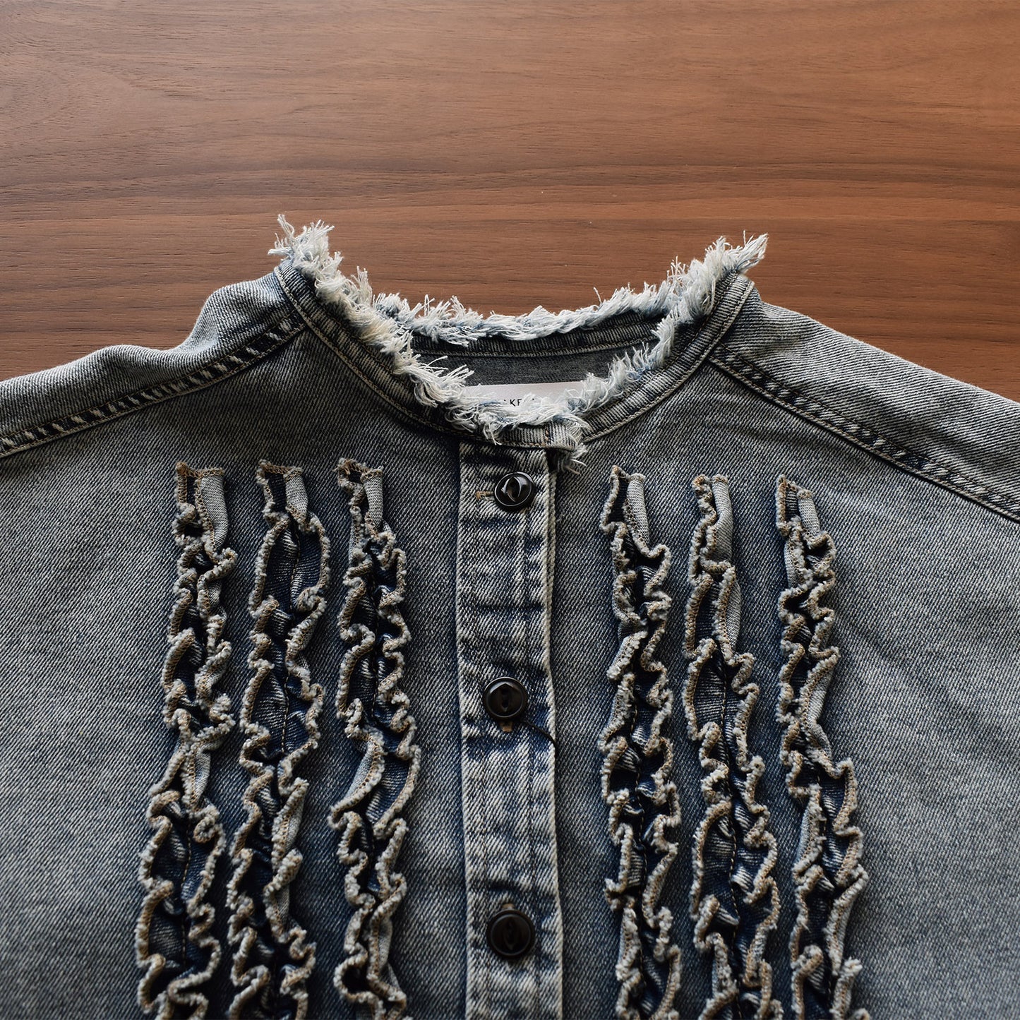 【KAKELA＆TRANQUIL】ノーカラーフリルデニムシャツ