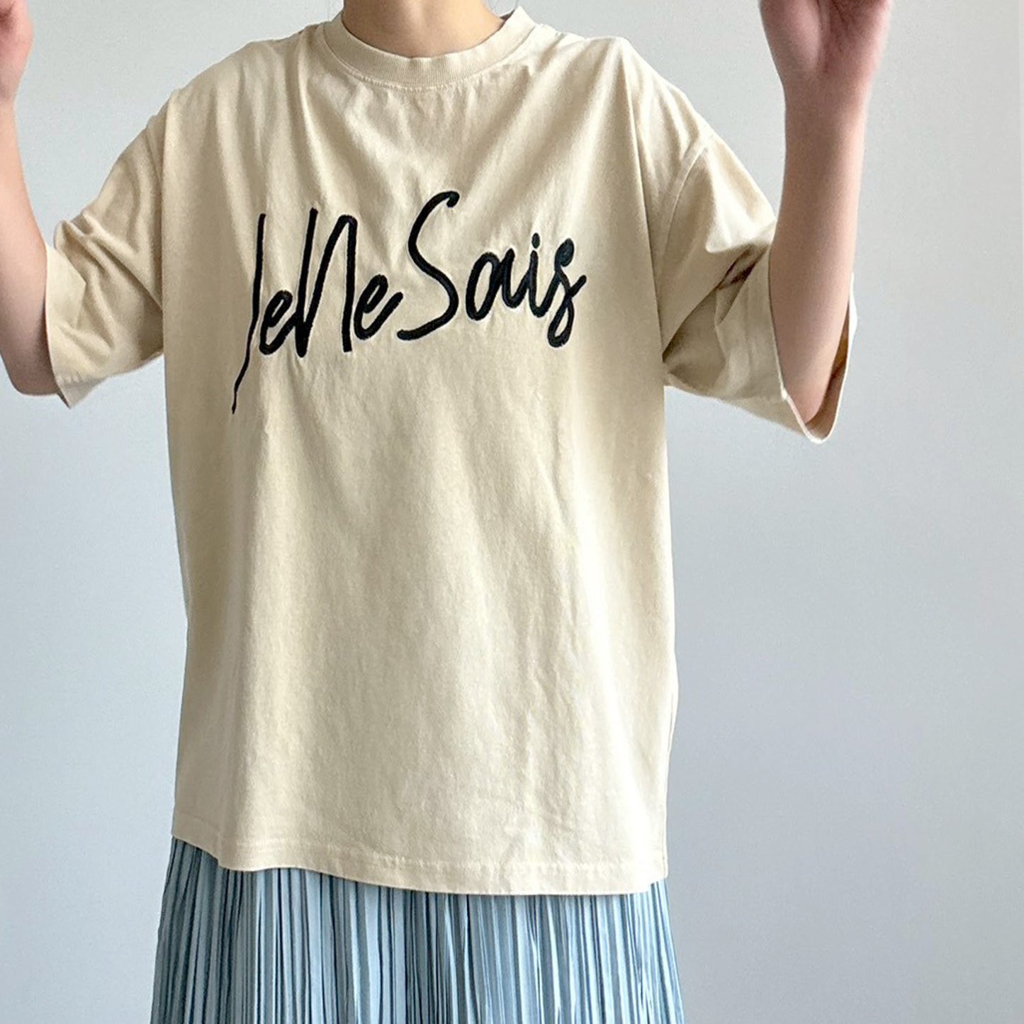 【KAKELA＆TRANQUIL】刺繍ロゴクルーT