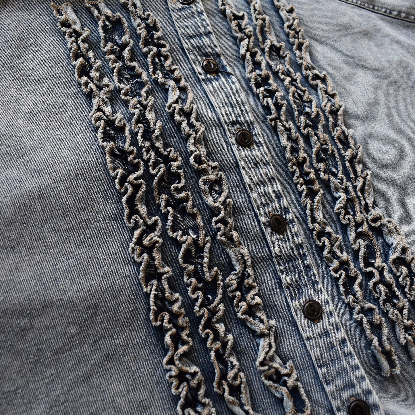 【KAKELA＆TRANQUIL】ノーカラーフリルデニムシャツ