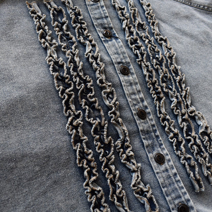 【KAKELA＆TRANQUIL】ノーカラーフリルデニムシャツ