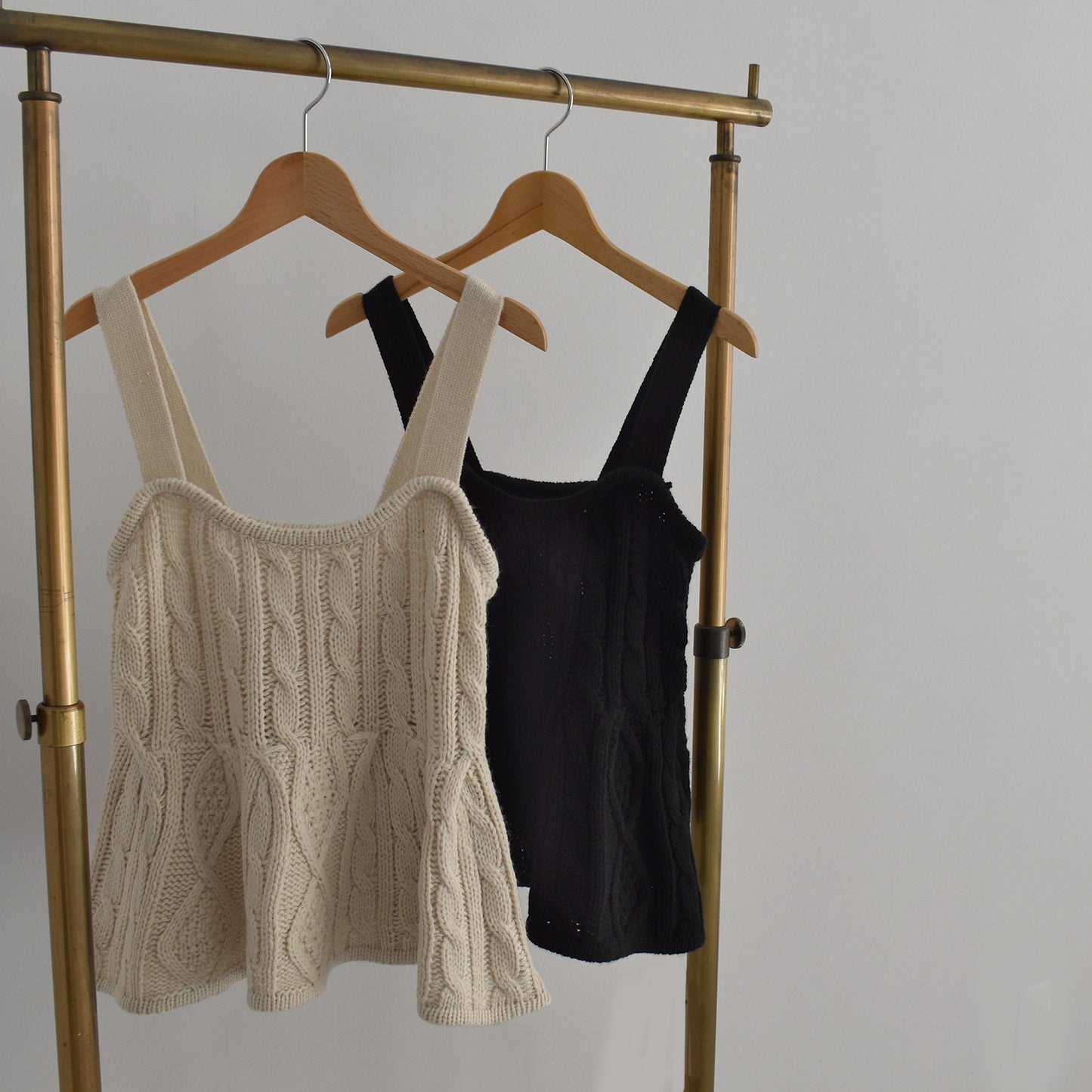 gleam ケーブル編みギャザービスチェ