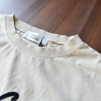 【KAKELA＆TRANQUIL】刺繍ロゴクルーT