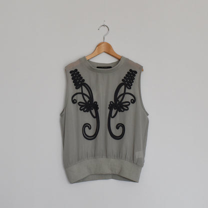 【urban hymns】モチーフコード刺繍ノースリーブプルオーバー