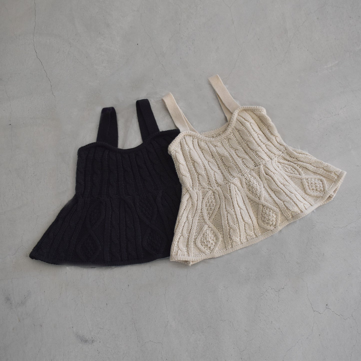 gleam ケーブル編みギャザービスチェ