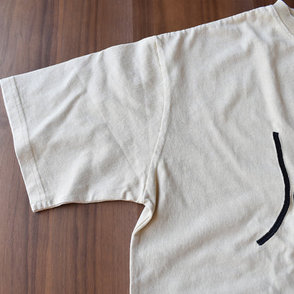 【KAKELA＆TRANQUIL】刺繍ロゴクルーT