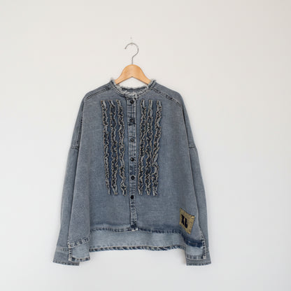 【KAKELA＆TRANQUIL】ノーカラーフリルデニムシャツ