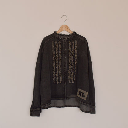 【KAKELA＆TRANQUIL】ノーカラーフリルデニムシャツ