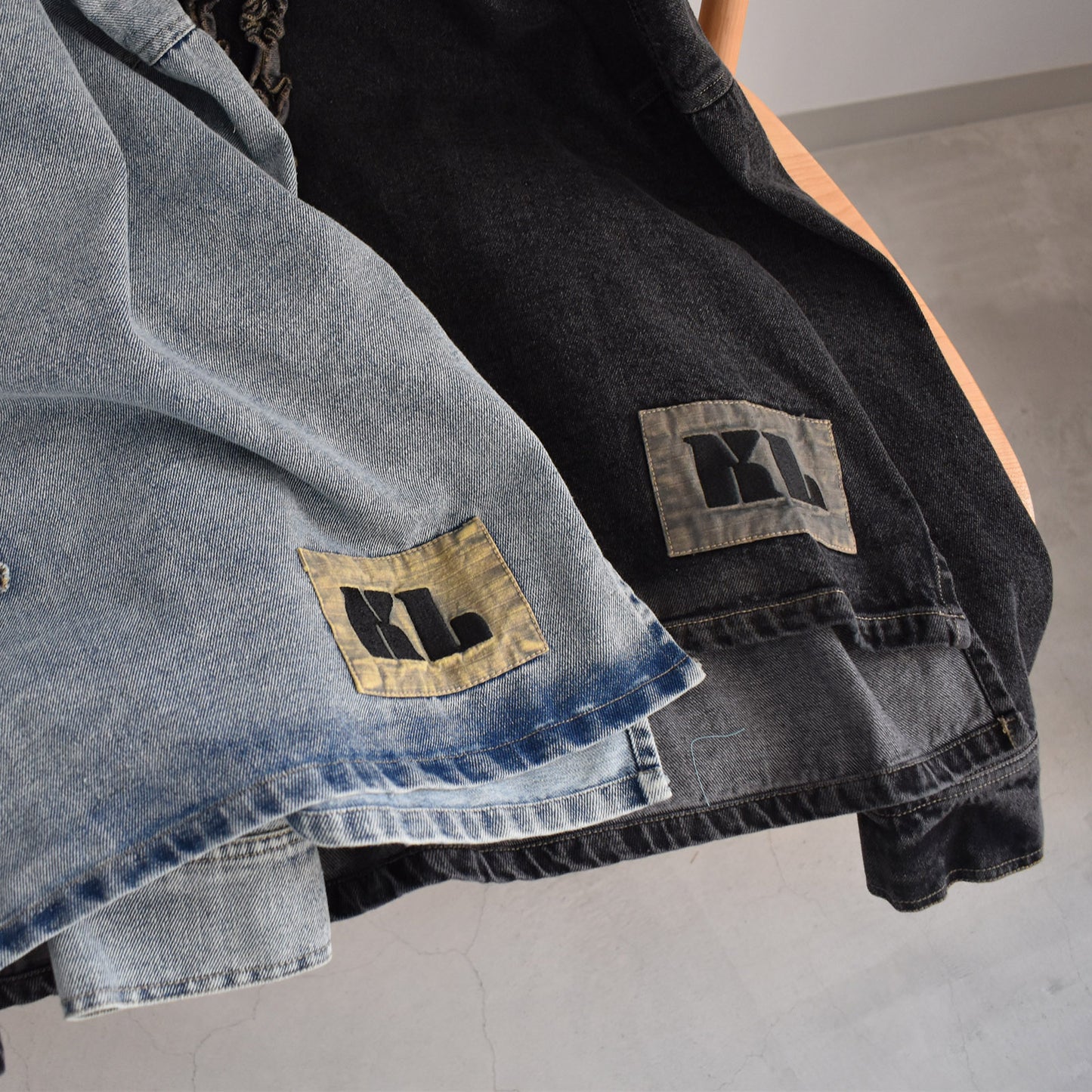 【KAKELA＆TRANQUIL】ノーカラーフリルデニムシャツ