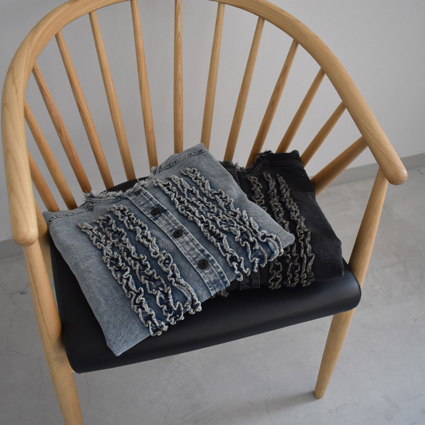 【KAKELA＆TRANQUIL】ノーカラーフリルデニムシャツ