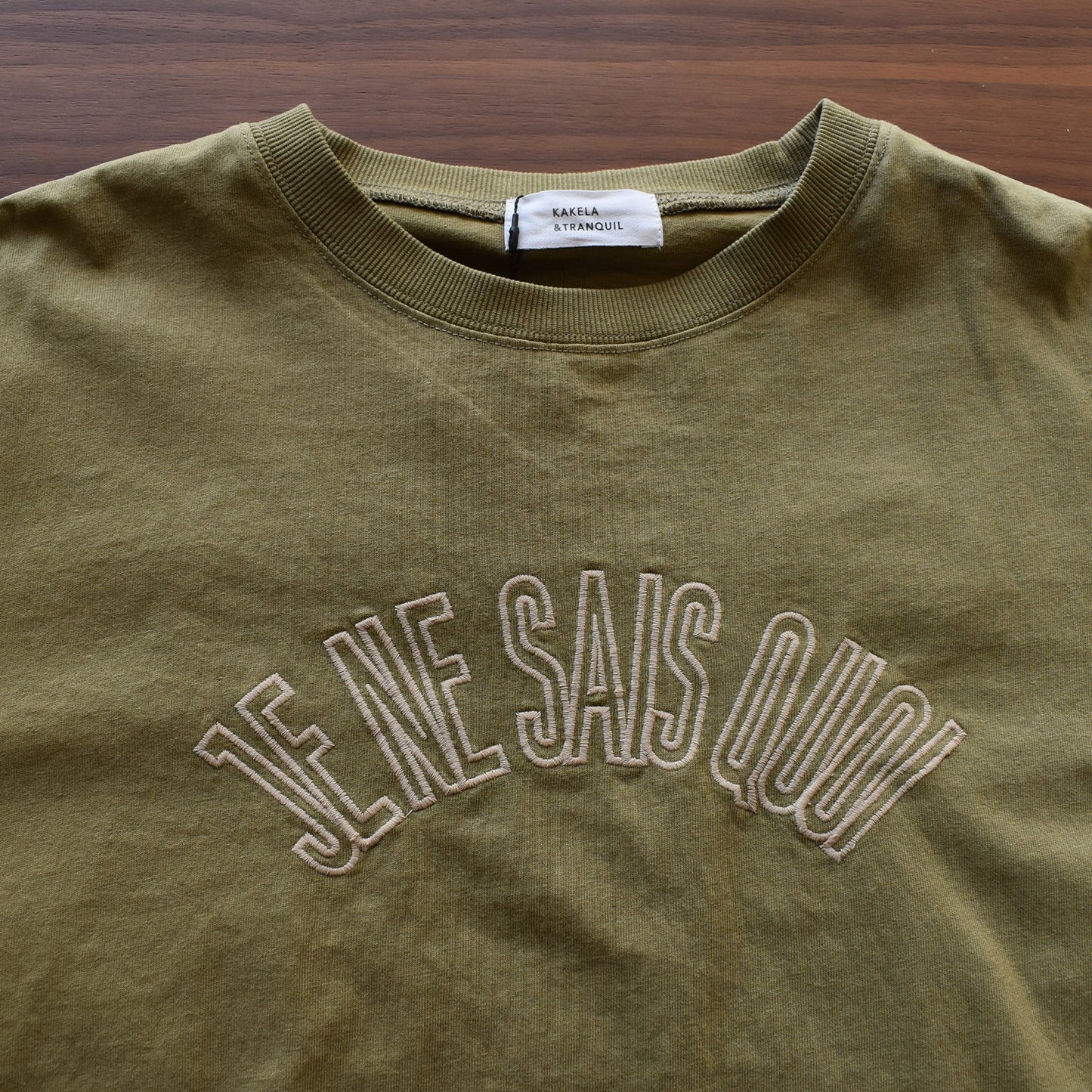 【KAKELA＆TRANQUIL】刺繍ロゴロングBACK刺繍