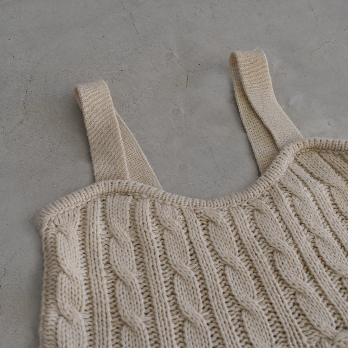 gleam ケーブル編みギャザービスチェ