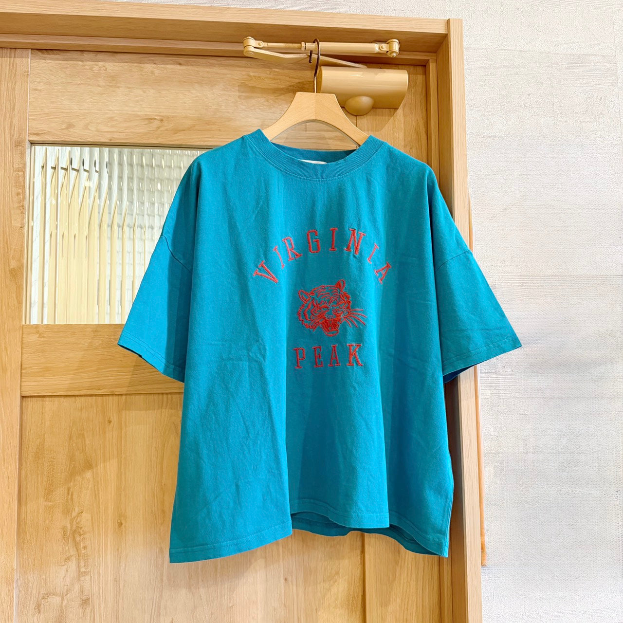【KAKELA&TRANQUIL】タイガー刺繍カレッジTシャツ