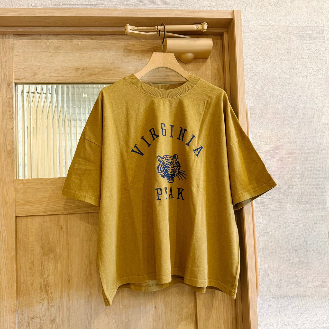 【KAKELA&TRANQUIL】タイガー刺繍カレッジTシャツ