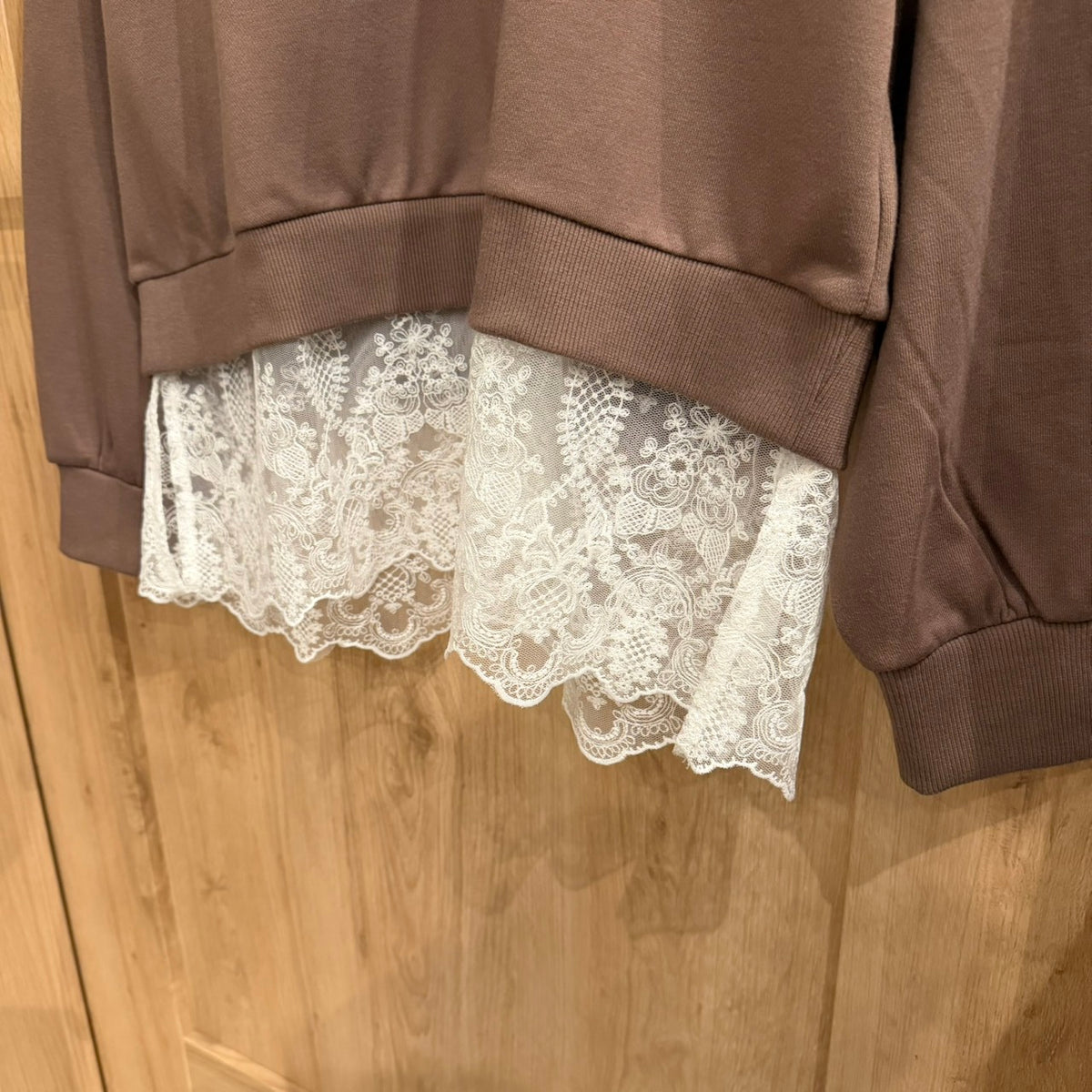【le colis】裾レースレイヤード風スウェット