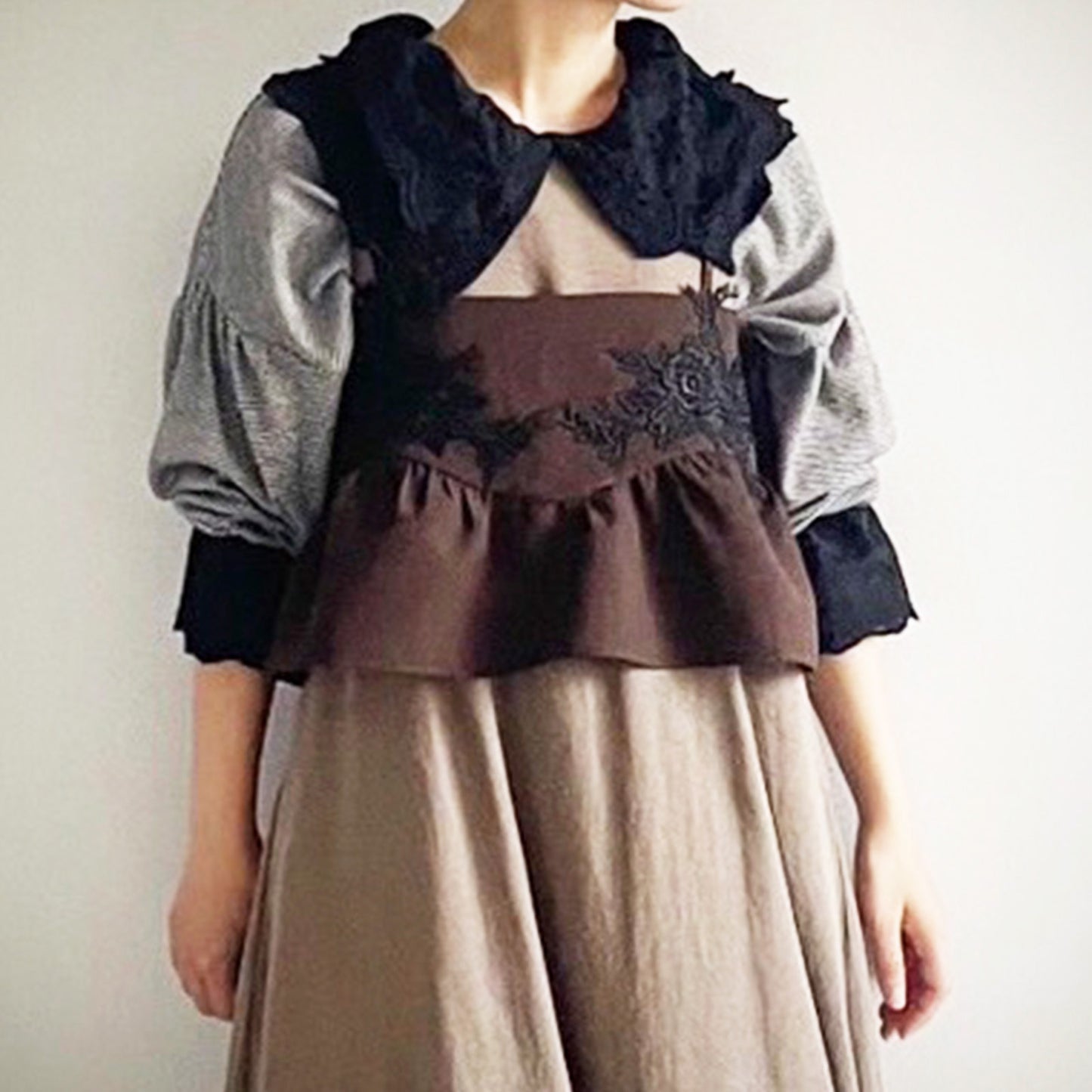 【gleam】フラワーレース付きビスチェ